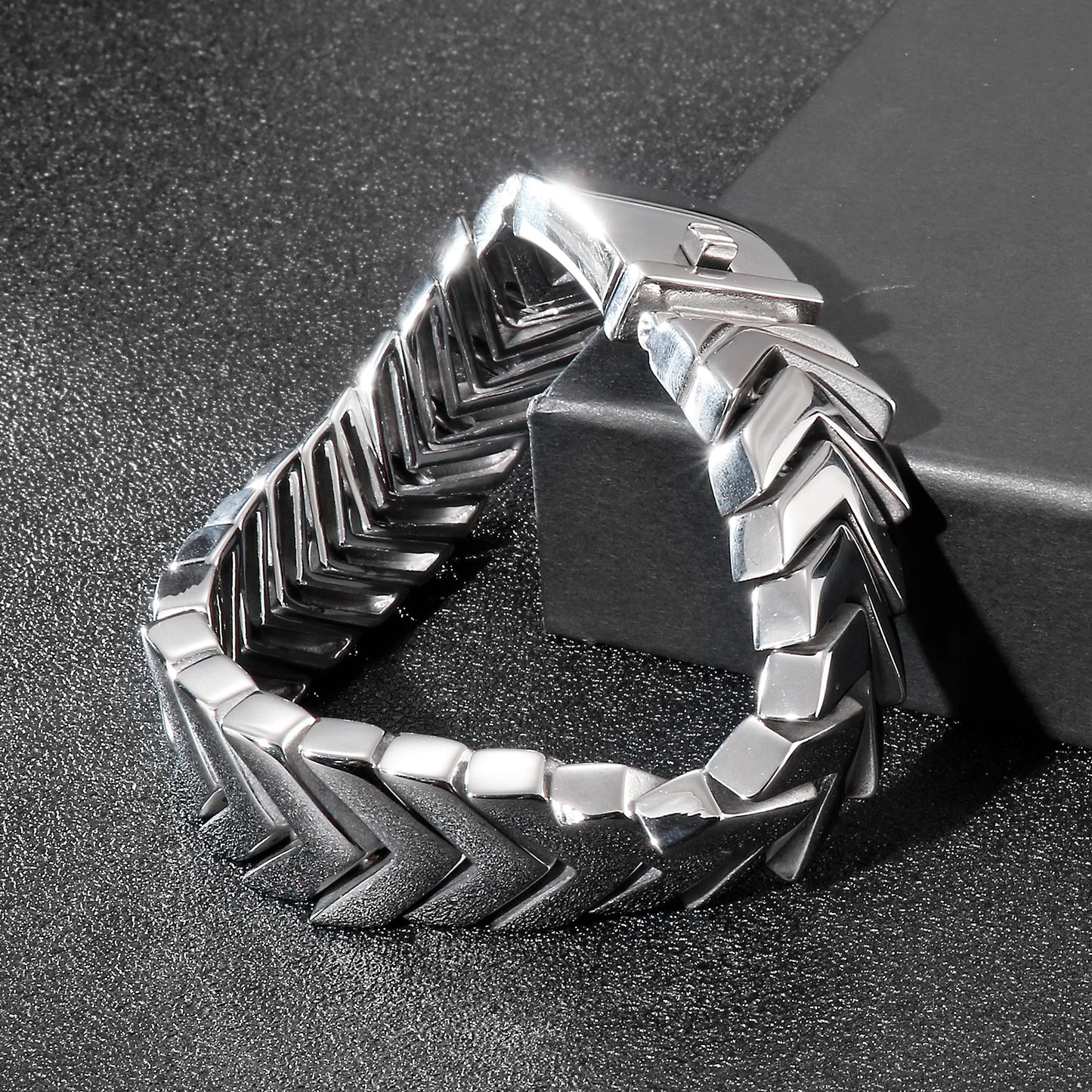 18mm Wide Arrow Polished Men's Stainless Steel Bracelet.