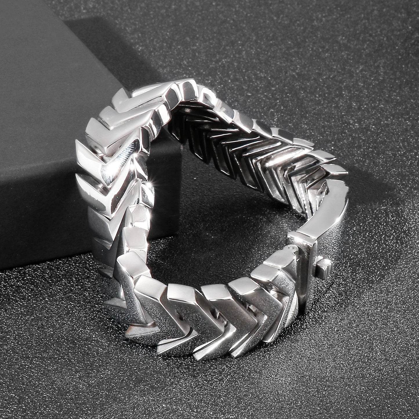 18mm Wide Arrow Polished Men's Stainless Steel Bracelet.